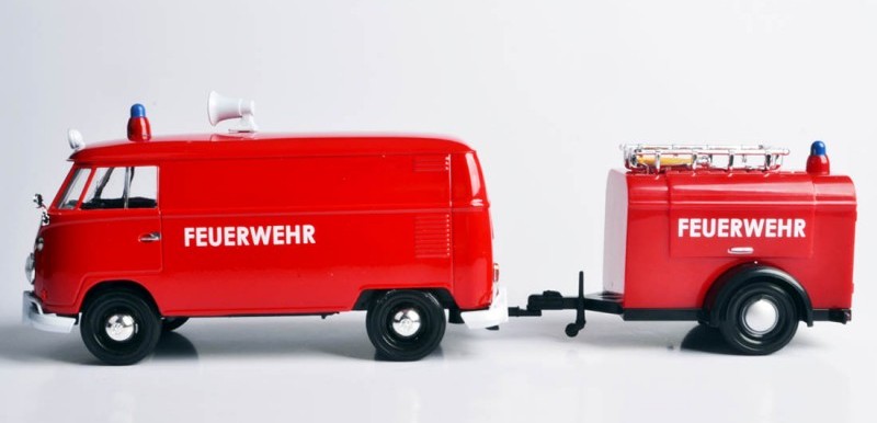 Коллекционная машинка Volkswagen Type 2 (T1) Trailer Set - Fire Truck + Trailer Motormax 1:24