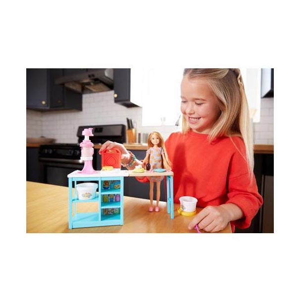Игровой набор с куклой Barbie Завтрак со Стейси