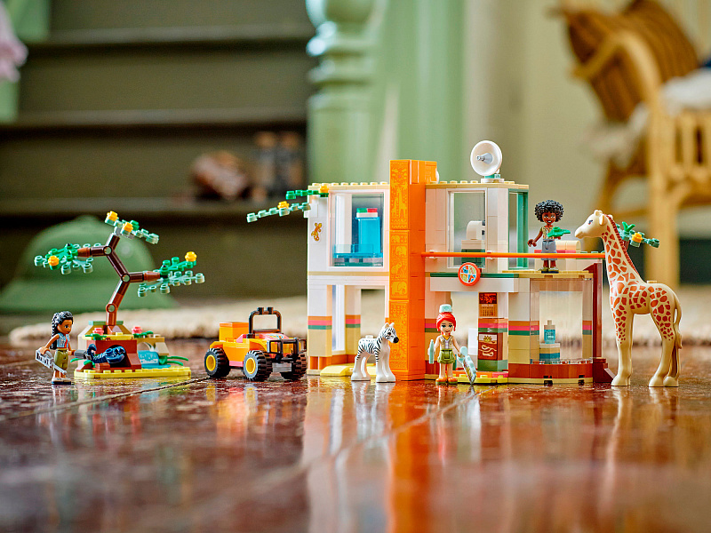 Конструктор LEGO Friends Спасательная станция Мии для диких зверей 41717
