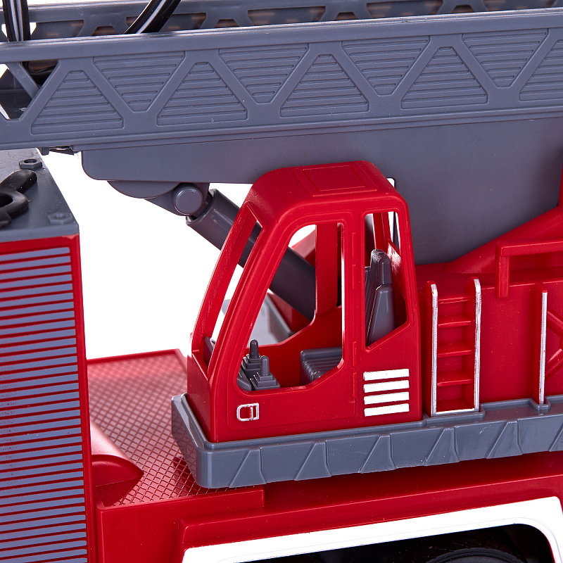 Пожарная машина на радиоуправлении Autochamp 1:24 со светом, звуком и водой