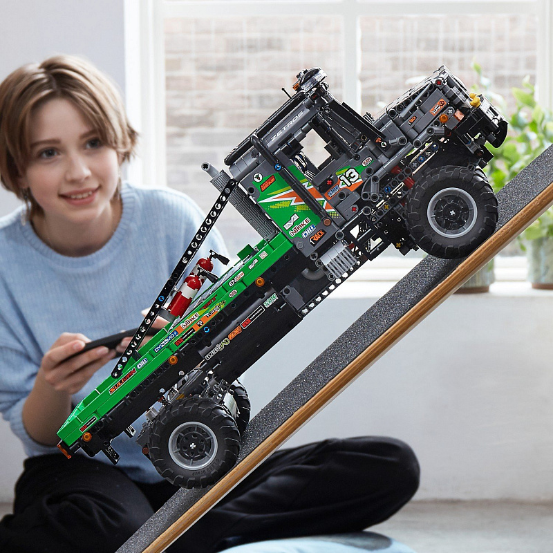 Конструктор LEGO Technic Полноприводный грузовик-внедорожник Mercedes-Benz Zetros