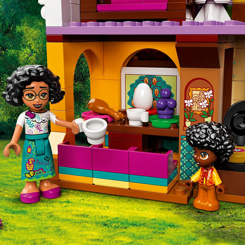 Конструктор LEGO Disney Princess Дом семьи Мадригал 587 деталей