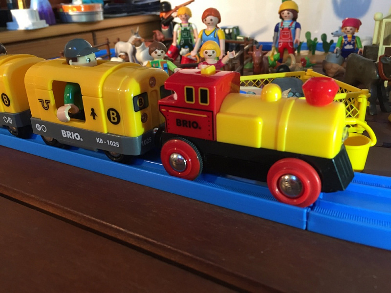 Деревянная игрушка Жёлтый паровоз Brio свет, движение