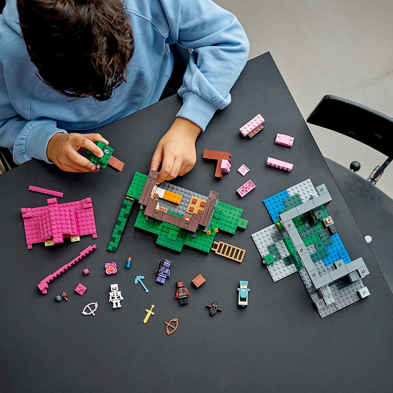 Конструктор LEGO Minecraft Площадка для тренировок 534 детали